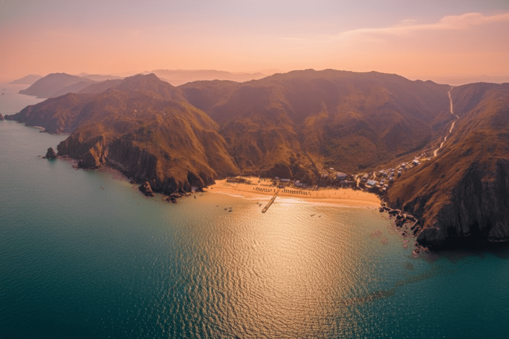 Khung cảnh Kỳ Co tuyệt đẹp với một mặt giáp biển và ba mặt giáp núi.